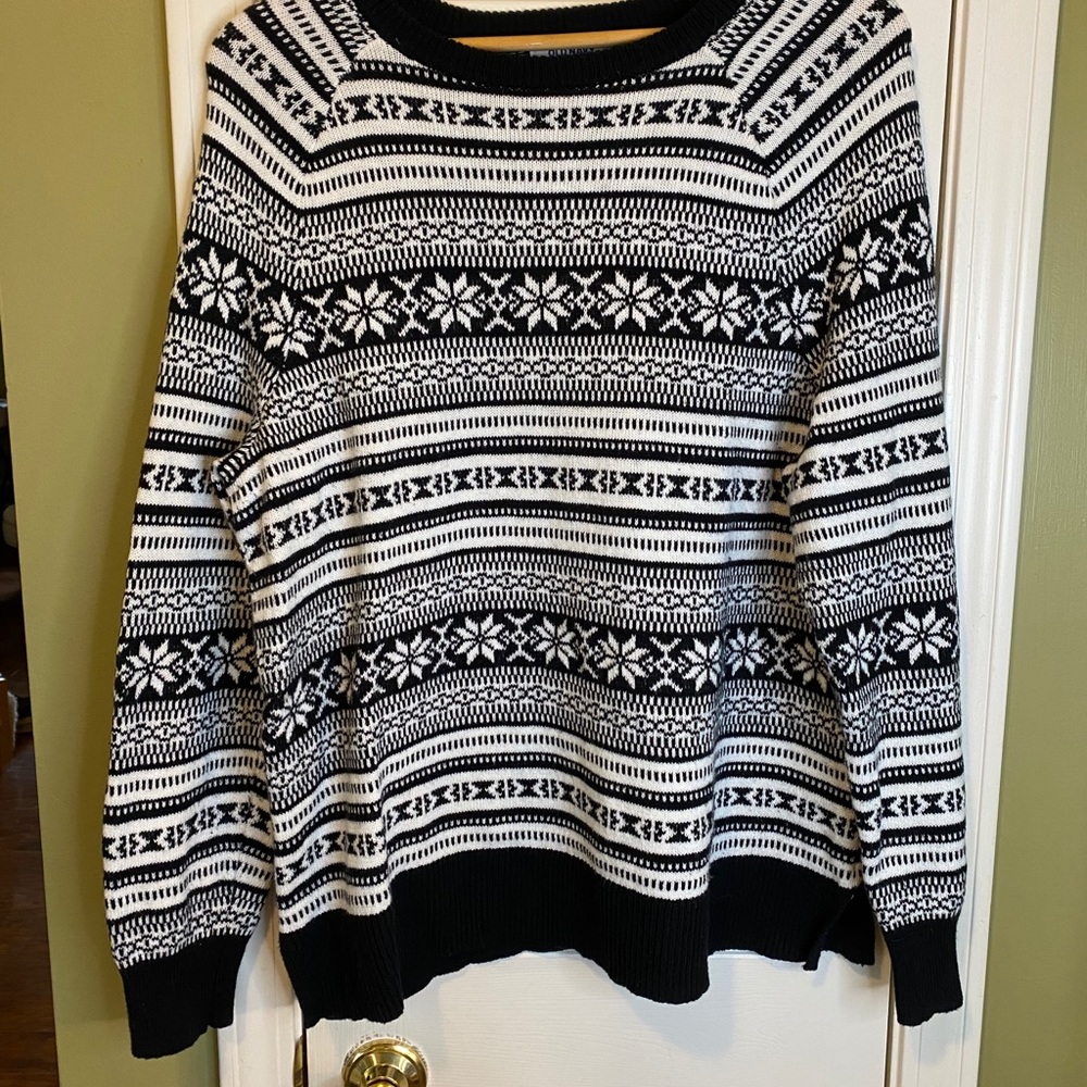 Old Navy Black & White Sweater!
